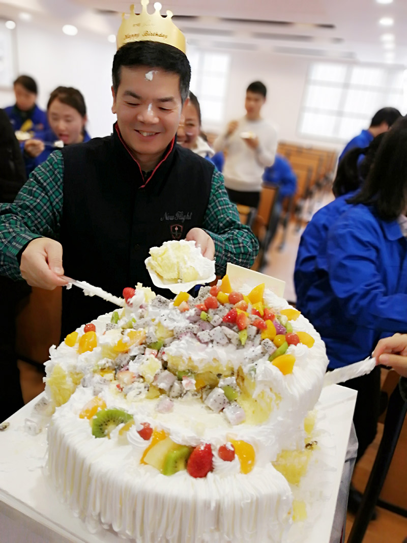 您有一份生日祝福需要查收！万威机械员工为董事长,总经理送上祝福